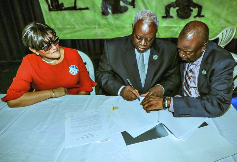 Mapp Signs Two-Year Step Increase Contract For Educators Following 9-Year Stall
