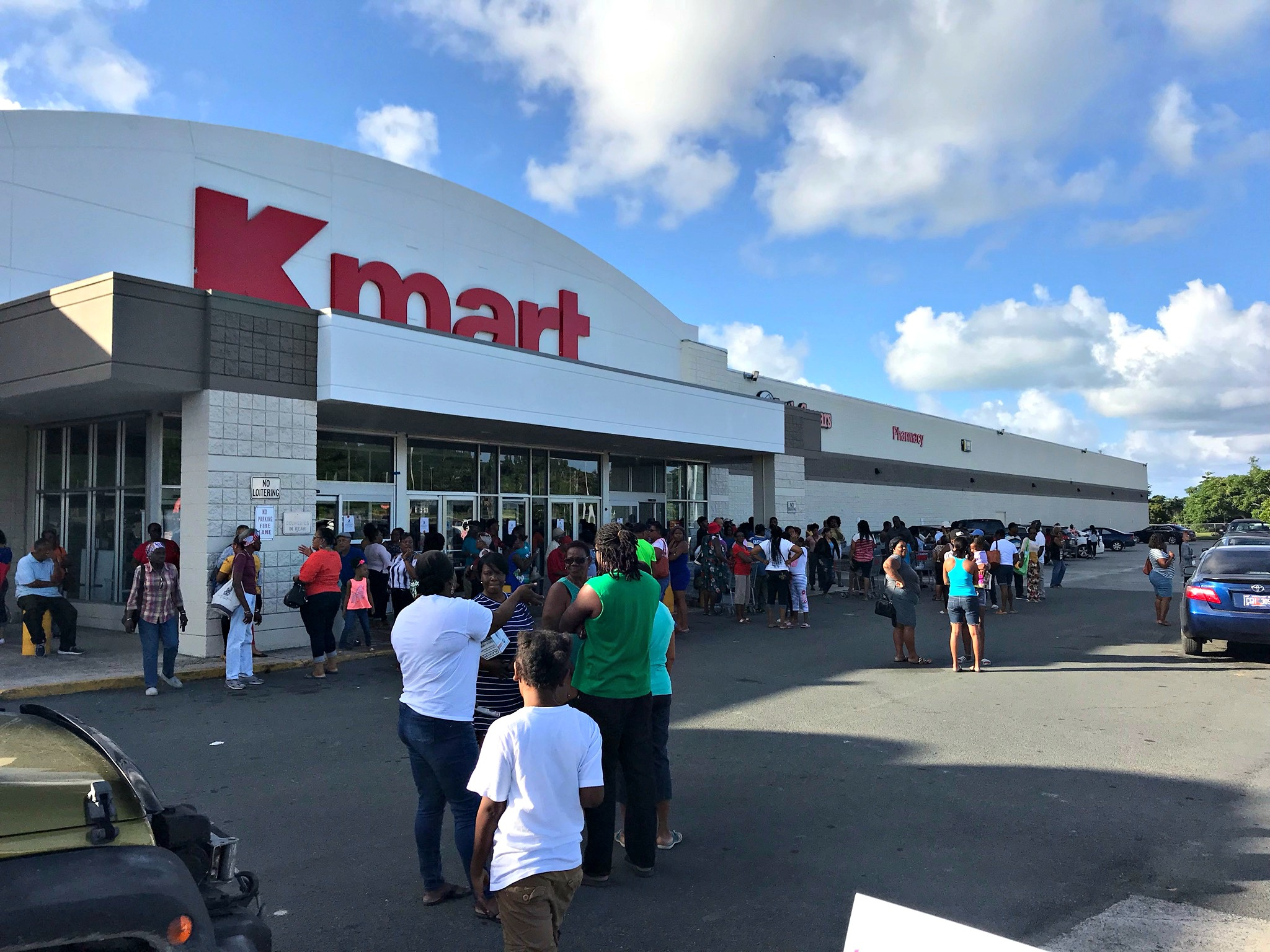 In Sign Of Improving Economy, Residents Territory-Wide Braved Lines On Black Friday