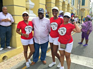 Governor Kenneth Mapp and revelers pose for a picture.